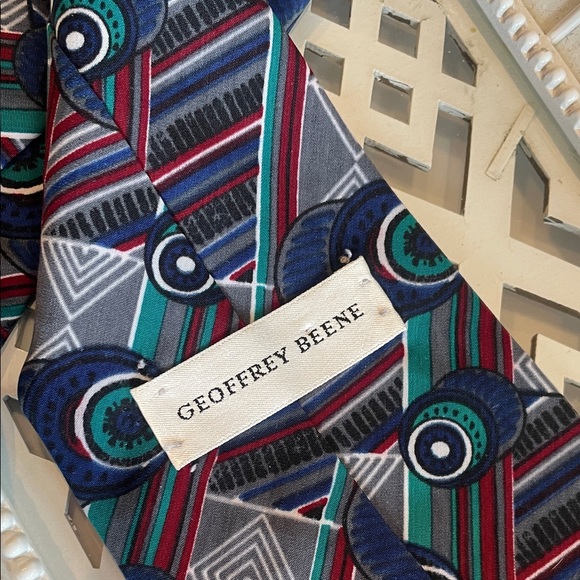 Geometric Patterned Tie in Red and Blue Geoffrey Beene brand like new - Picture 3 of 3